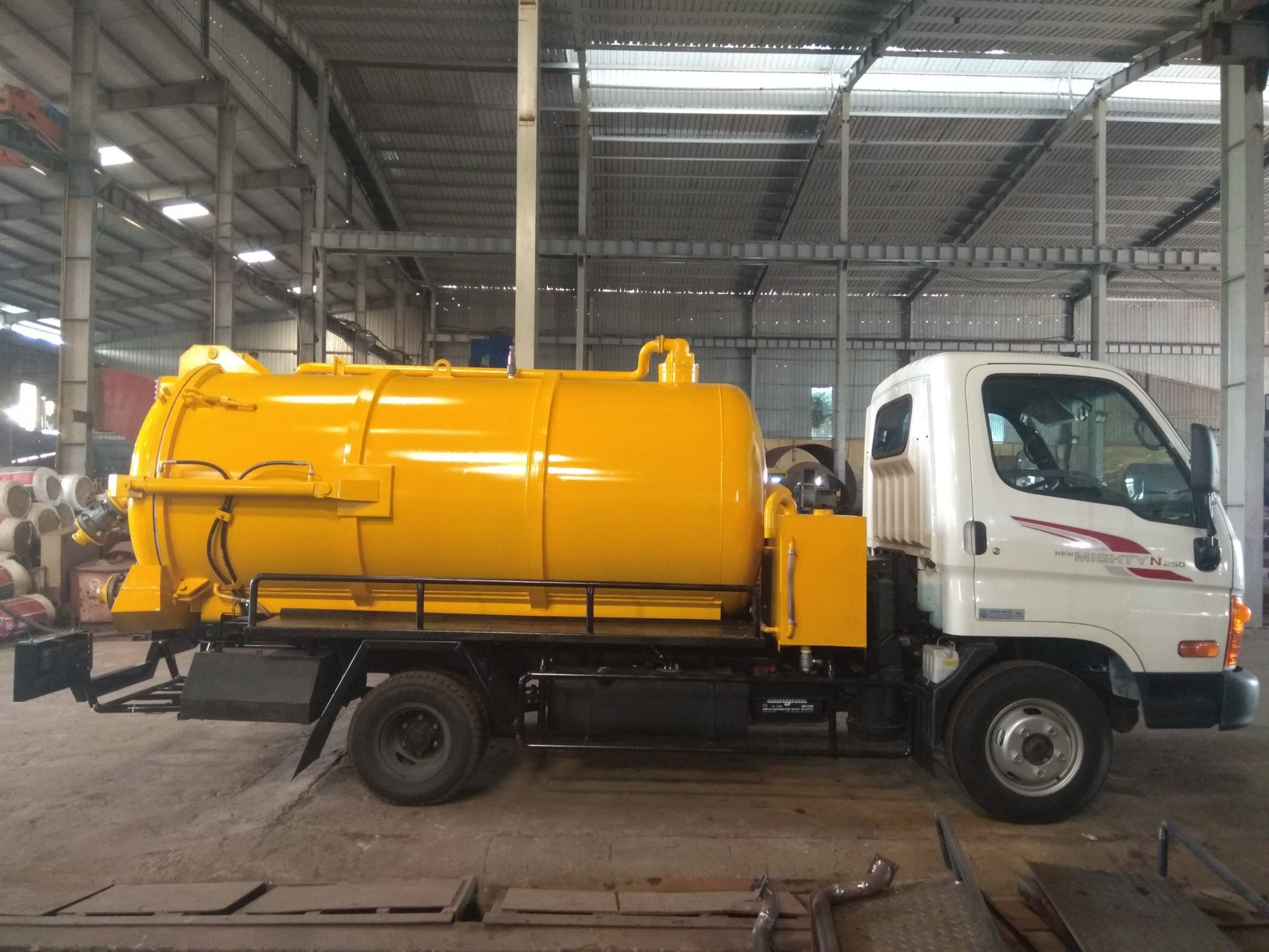 xe hút bể phốt 2 khối hyundai